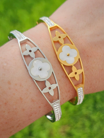 Stainless steel seashell clover bangle