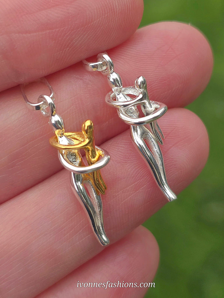 .925 Sterling silver hug mom pendant