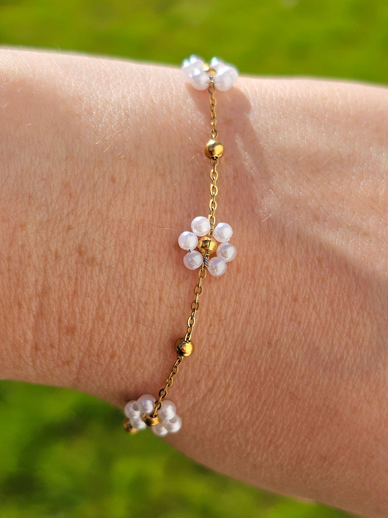 Stainless steel and pearls flower bracelet