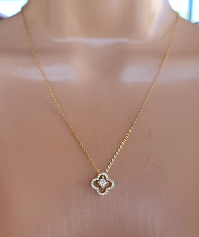 .925 Sterlung silver and dangling CZ clover necklace